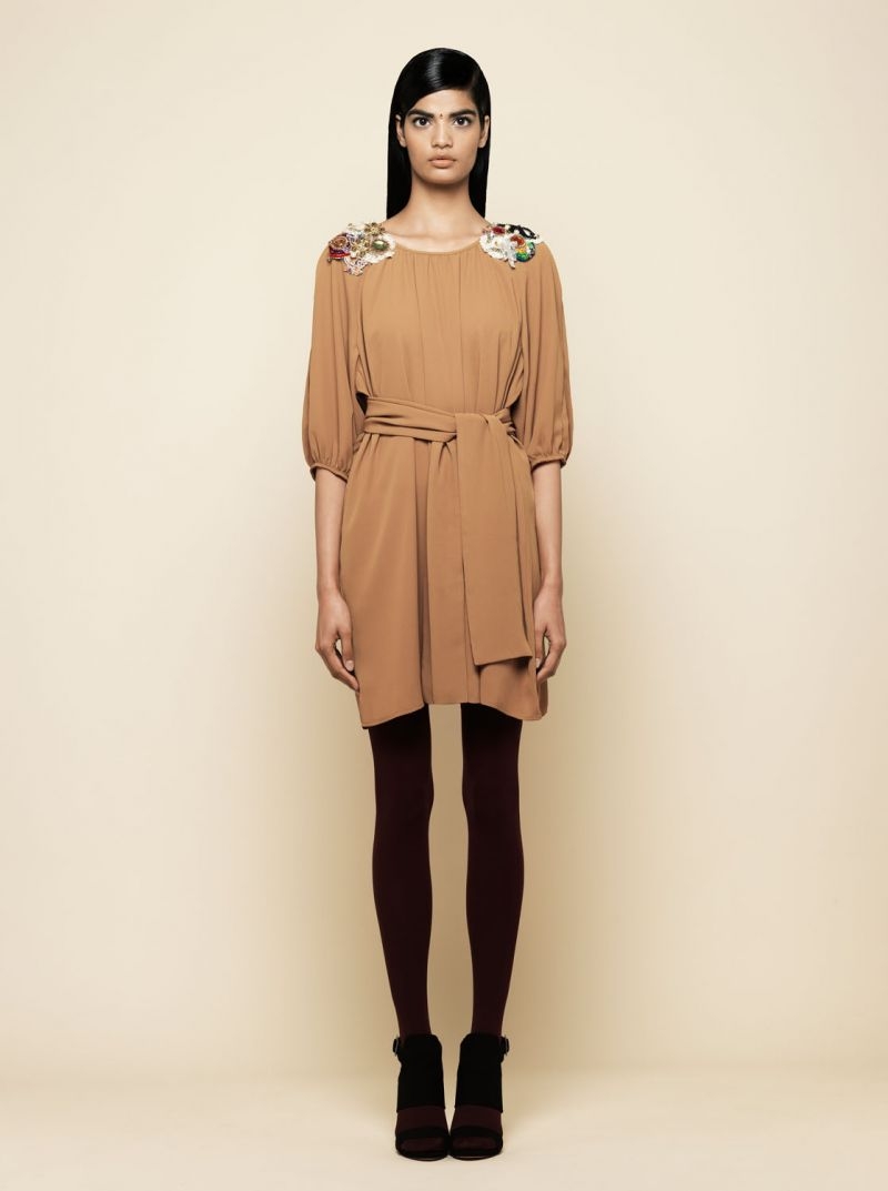 vestido de fiesta camel con aplicaciones abalorios en hombros monica cordera